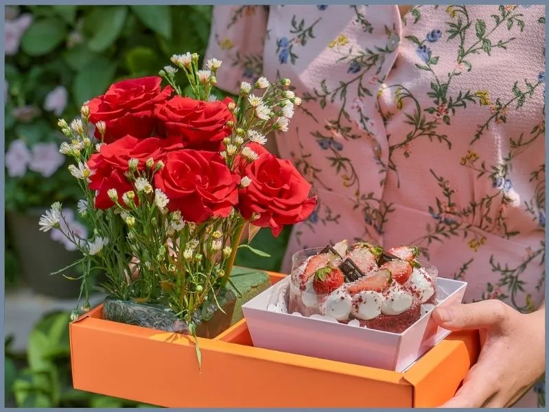 Set quà bánh kem và hoa tươi là lựa chọn hoàn hảo cho ngày sinh nhật