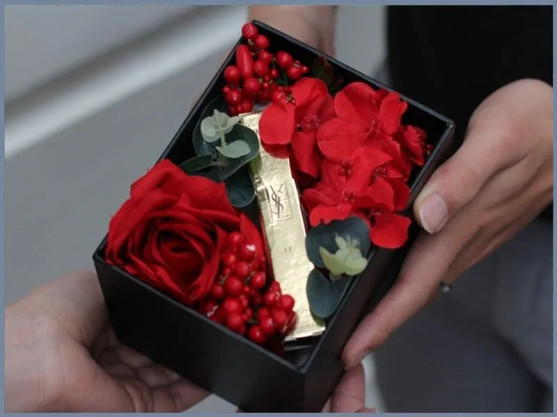 Son môi màu sắc thời thượng khiến nụ cười của nàng thêm phần rạng rỡ