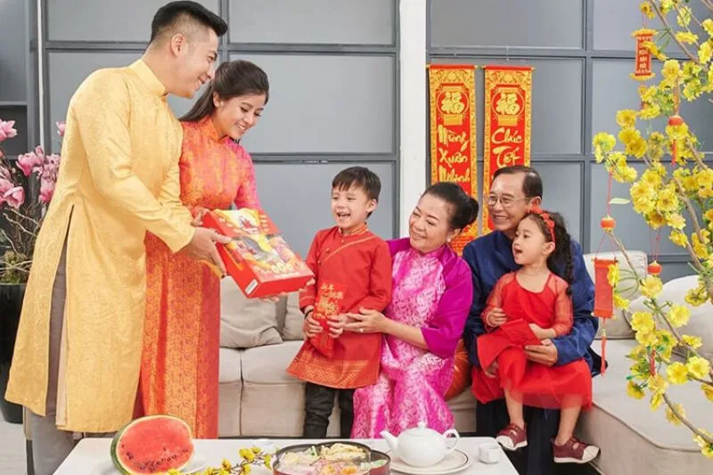 Phân tích ý nghĩa sâu sắc khi tặng quà Tết cho bố mẹ dịp đầu năm