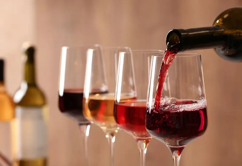 Chai rượu vang đỏ sang trọng cho bữa tiệc tất niên thêm ấm cúng