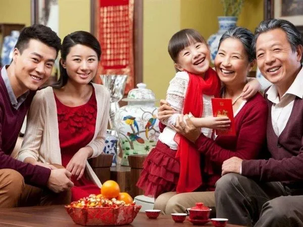 Ý nghĩa nhân văn của việc mua quà Tết cho bố mẹ vợ 2026