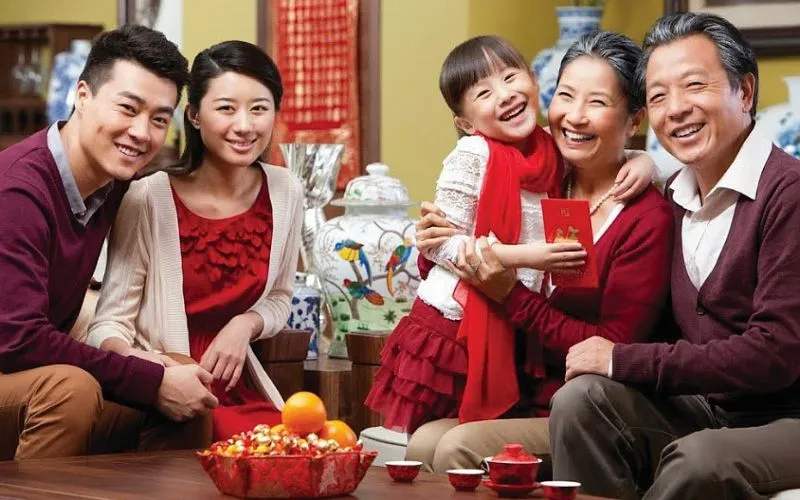 Biếu lì xì mừng tuổi ông bà vào ngày tết