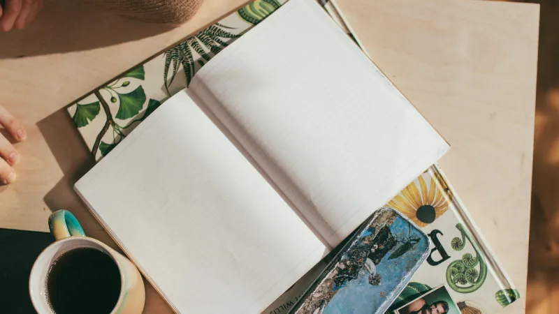 Sổ tay và sách truyền cảm hứng làm quà tặng đồng nghiệp nữ nghỉ việc đầy ý nghĩa