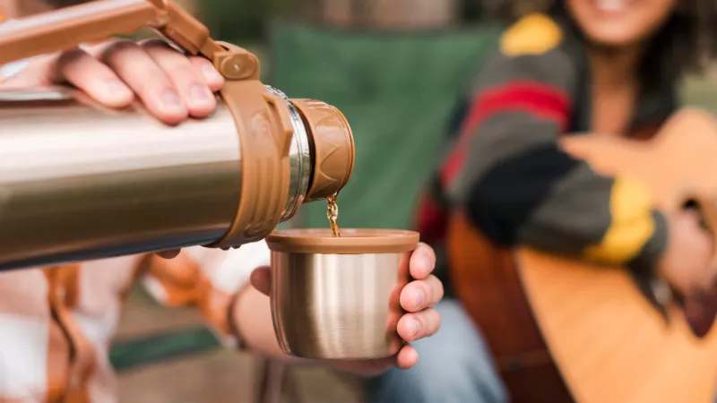 Bình giữ nhiệt in tên riêng làm quà tặng đồng nghiệp nữ nghỉ việc thiết thực