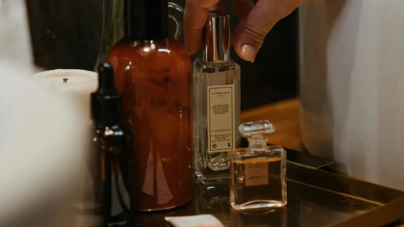 Nước hoa cao cấp là lựa chọn quà tặng đồng nghiệp nữ nghỉ việc tinh tế