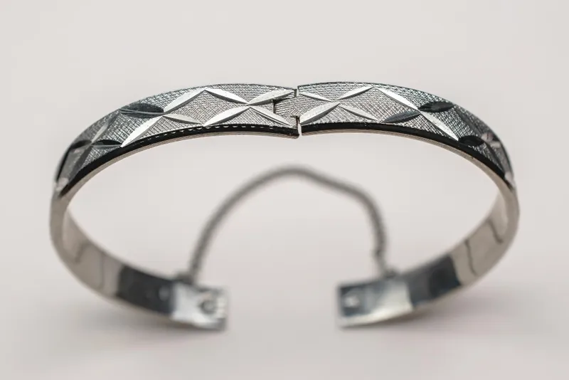 Vòng tay bạc trẻ em làm quà sinh nhật cho bé gái