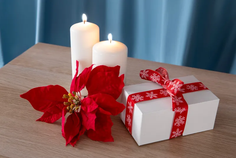 Nến thơm trang trí Noel với hương liệu tự nhiên, an toàn cho sức khỏe và thư giãn tinh thần.