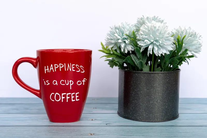 Ly sứ in hình họa tiết Noel sinh động, mang không khí lễ hội vào từng ngụm trà.