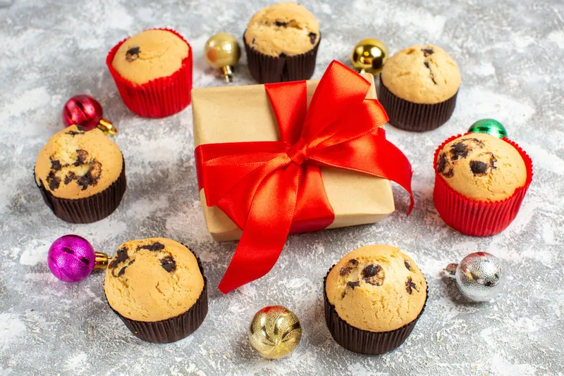 Bánh Cupcake và bánh quy Noel được trang trí cầu kỳ, chuẩn phong cách quà tặng cao cấp.