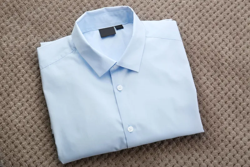 Áo thun trơn và áo sơ mi công sở.