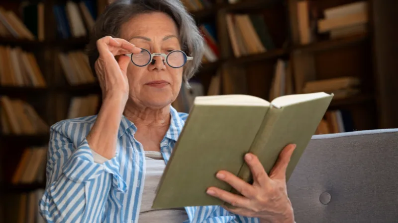 Kính lão cao cấp giúp mẹ đọc sách và làm việc dễ dàng hơn