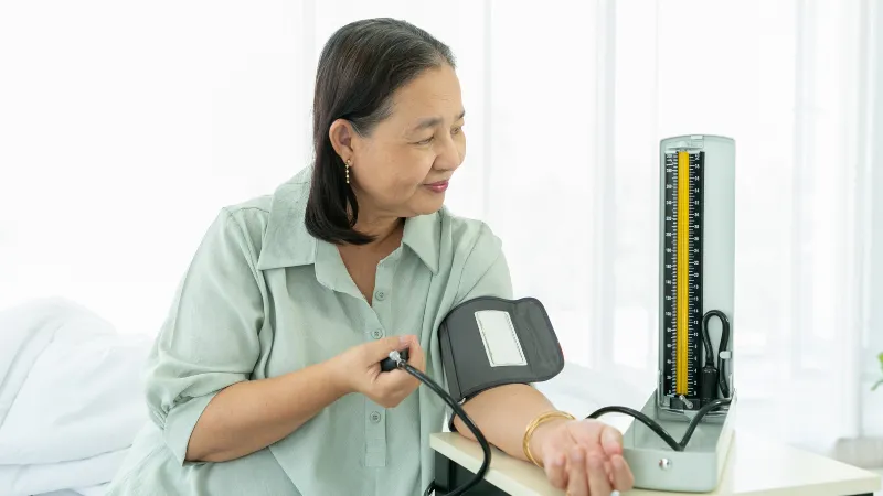 Máy đo huyết áp giúp mẹ theo dõi sức khỏe tim mạch tại nhà