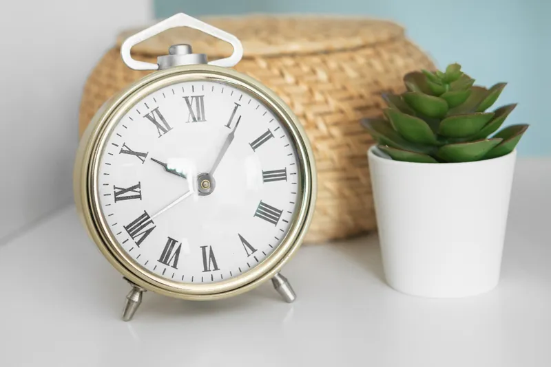 Đồng hồ để bàn phong cách tối giản.