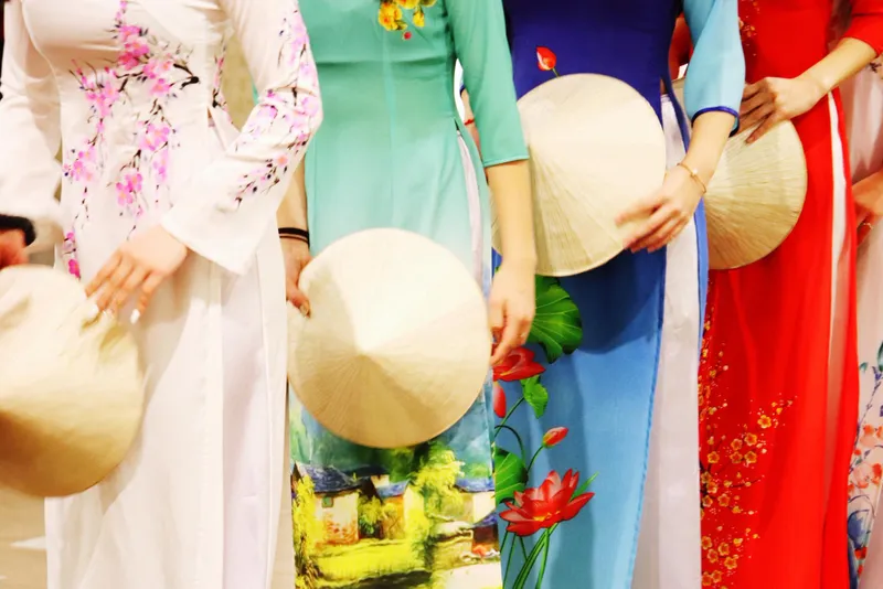 quà sinh nhật cho mẹ áo dài truyền thống thanh lịch.