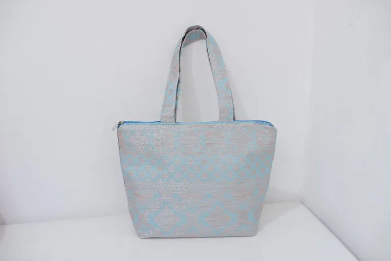 Túi tote vải canvas màu tự nhiên.