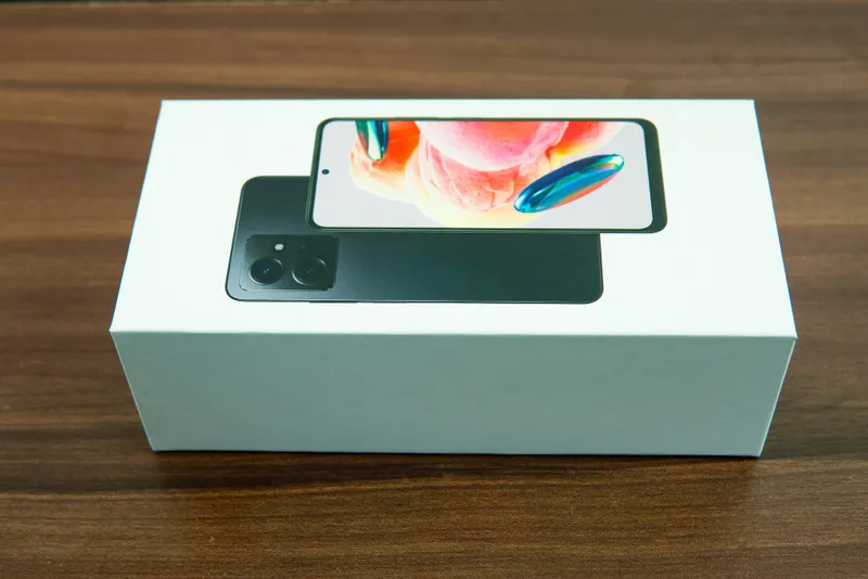 Vỏ hộp iPhone trống rỗng dùng để troll sinh nhật