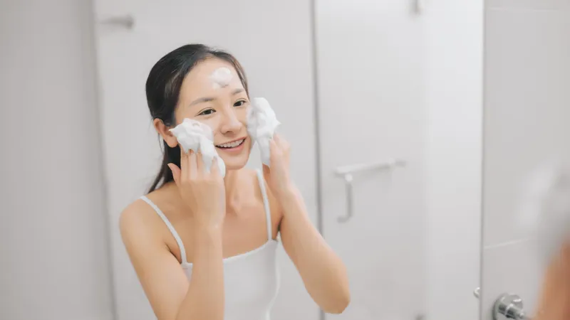 Nàng sử dụng sữa rửa mặt mỗi ngày