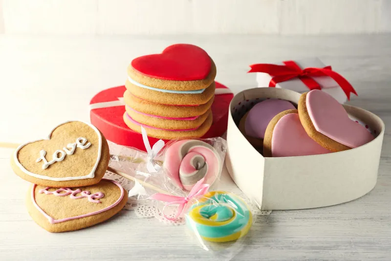 Hộp bánh kẹo ngọt ngào trong hộp quà