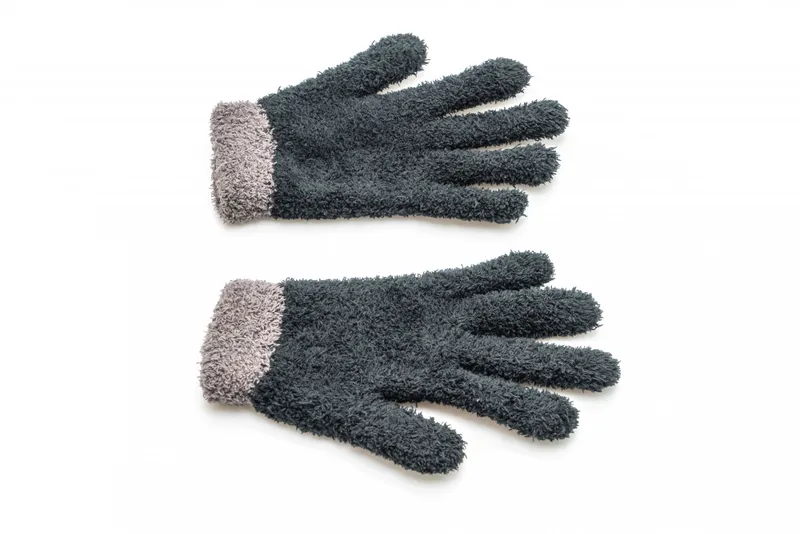 Đôi găng tay len ấm áp, người bạn đồng hành tin cậy cho những chuyến dạo phố đêm Noel.