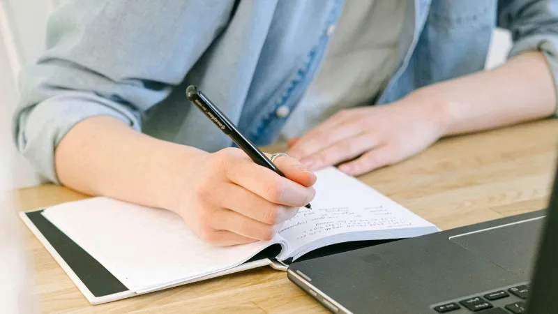 Học sinh đang viết sổ tay