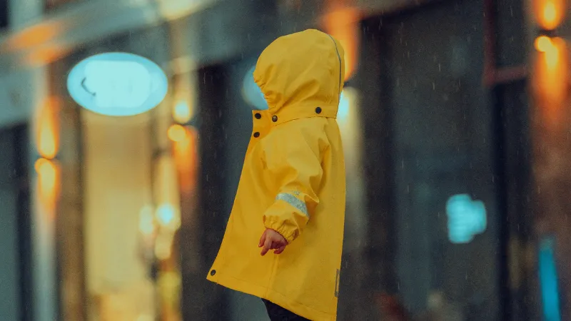 Học sinh tiểu học đang mặc áo mưa