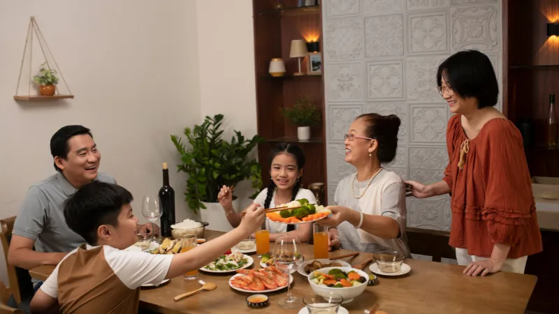 Bữa cơm gia đình ấm cúng mừng tuổi mới của cha chính là món quà vô giá