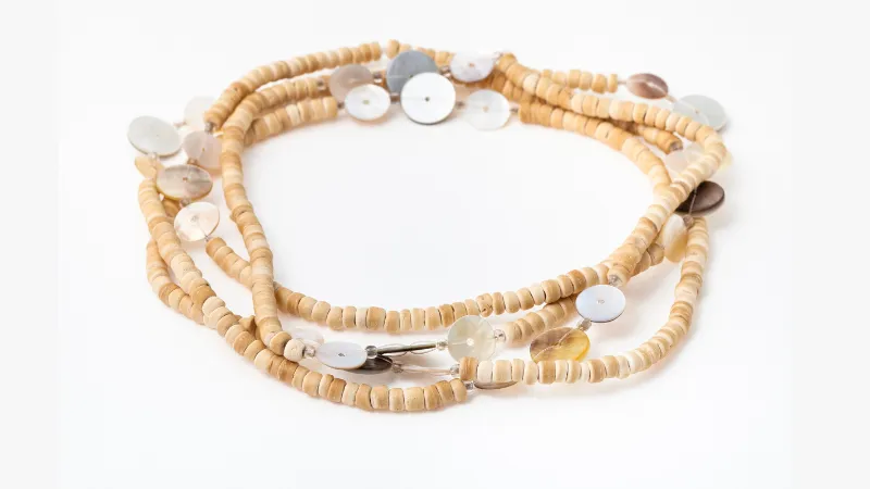 Vòng tay gỗ sưa phong thủy mang lời chúc bình an đến bố