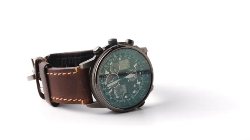 Đồng hồ đeo tay mang đến vẻ lịch lãm, là quà sinh nhật tặng bố rất thiết thực