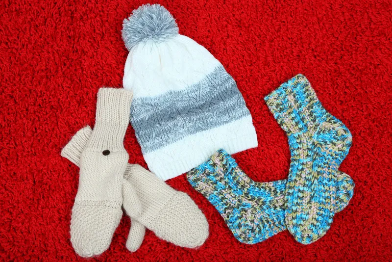 Quà Giáng sinh cho nhân viên – mũ len và tất ấm áp