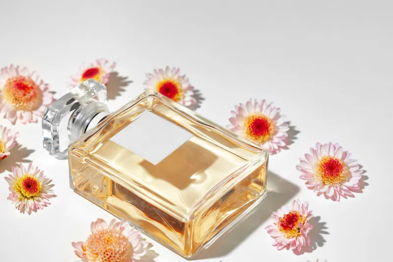Nước hoa cao cấp với hương thơm quyến rũ, quà tặng Noel khẳng định đẳng cấp và sự tinh tế.