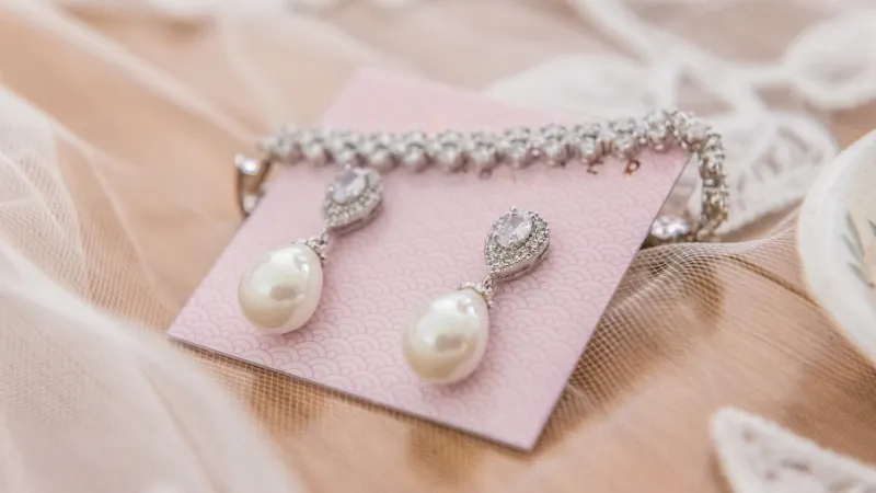 Hoa tai lấp lánh cho ngày sinh nhật chị