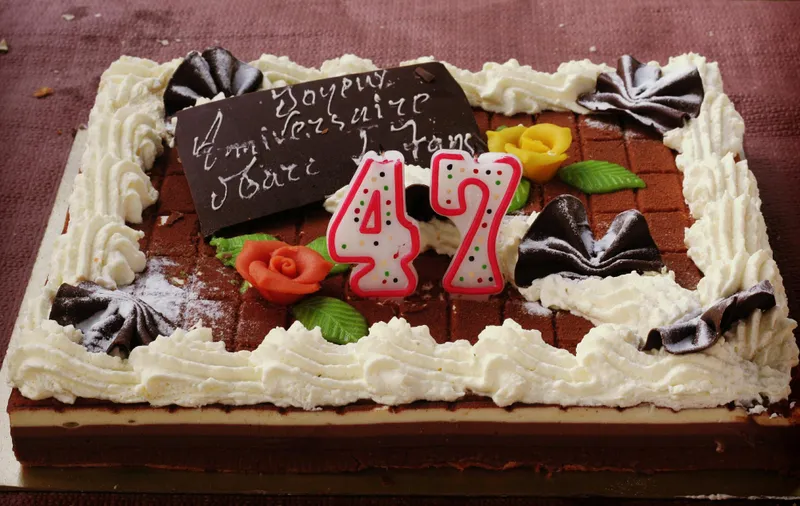 Bánh kem in ảnh dìm hàng độc đáo cho sinh nhật bạn thân