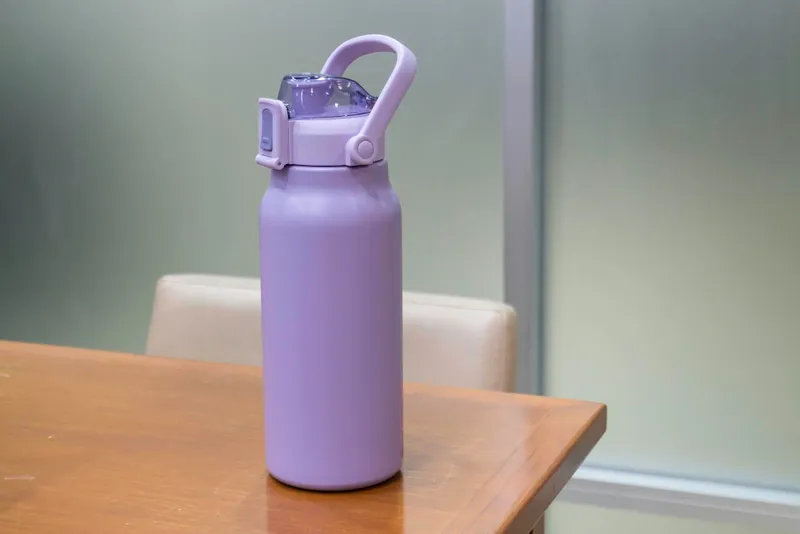 Bình giữ nhiệt thiết kế gọn nhẹ.