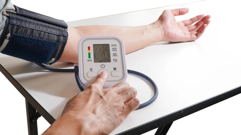 Máy đo huyết áp điện tử tặng cha thay bạn chăm sóc sức khỏe mỗi ngày