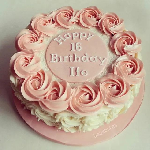 Bánh sinh nhật phủ kín hoa hồng xoay tinh tế