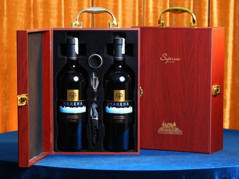 Chai rượu vang đỏ sang trọng trong hộp gỗ – món quà Tết tinh tế dành tặng bố mẹ vợ