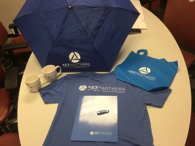 Set quà tặng cho nhân viên và khách hàng gồm áo thun và phụ kiện