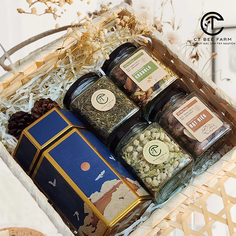 Set trà Ô Long cao cấp phối cùng hộp mây tre đan thủ công