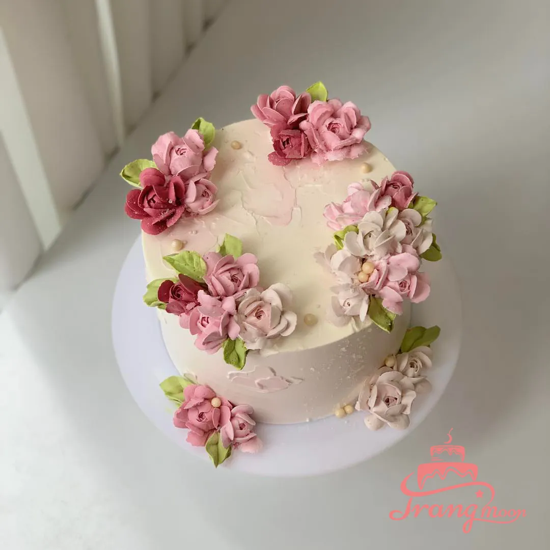 Bánh kem hoa hồng đỏ bắt mắt với kỹ thuật bắt kem tinh xảo