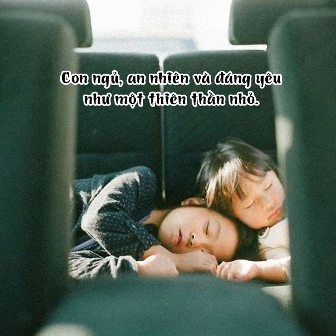 stt về trẻ con đáng yêu trong khoảnh khắc tuổi thơ ấm áp