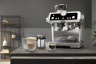 Bạn nam có thể tự tay pha chế những ly cafe đậm đà ngay tại nhà khi có máy pha cafe