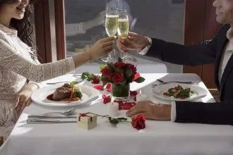 Một bữa tối lãng mạn với ánh nến lung linh, âm nhạc du dương là thời điểm thích hợp để hâm nóng tình cảm