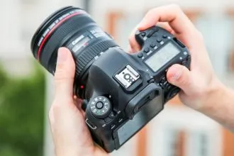 Một chiếc máy ảnh xịn sò sẽ giúp bạn và người ấy lưu lại những khoảnh khắc tuyệt vời