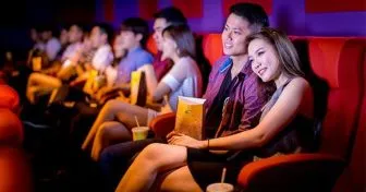 Bạn nữ nên đặt vé xem phim trước thông báo ứng dụng online để tránh hết chỗ và chọn được chỗ ngồi ưng ý