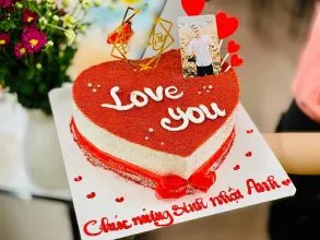 Một chiếc bánh sinh nhật hình trái tim chính là món quà tuyệt vời dành tặng nửa kia