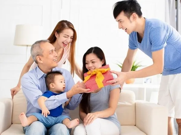 Những lưu ý quan trọng khi mua quà Tết biếu bố mẹ vợ
