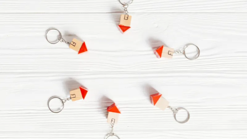 Móc khóa xinh xắn làm quà sinh nhật cho bạn thân.