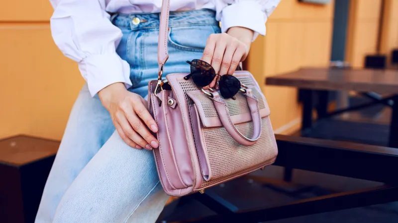 Túi xách làm quà sinh nhật cho bạn thân nữ.