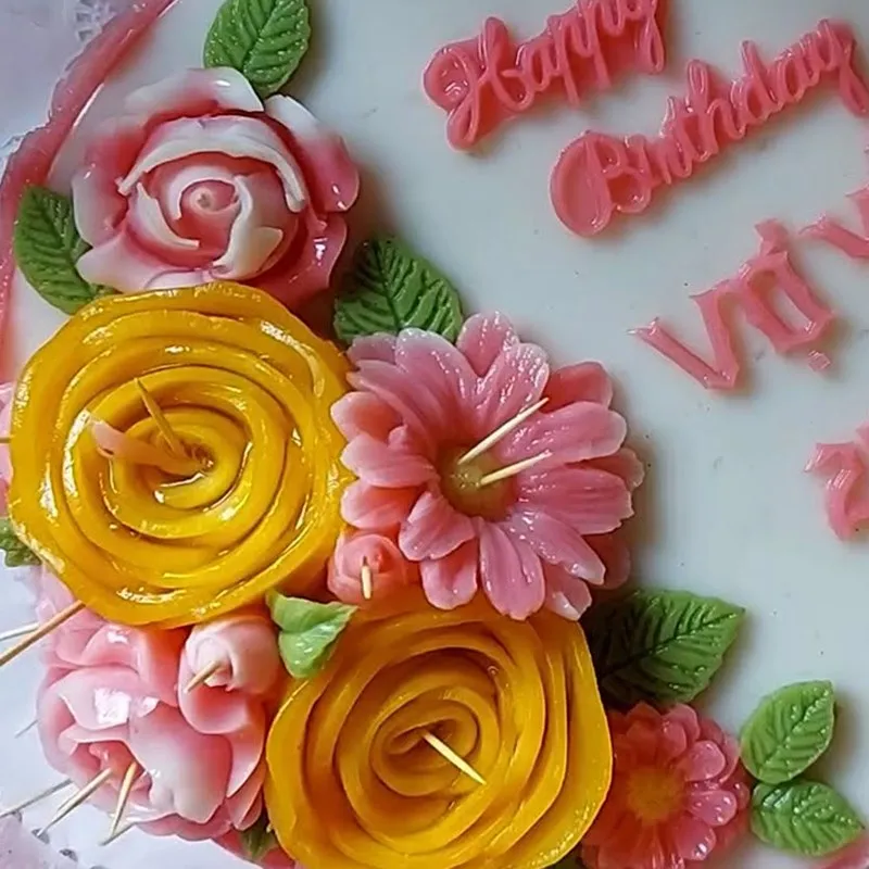 Gắn hoa và chữ trang trí lên bề mặt bánh rau câu