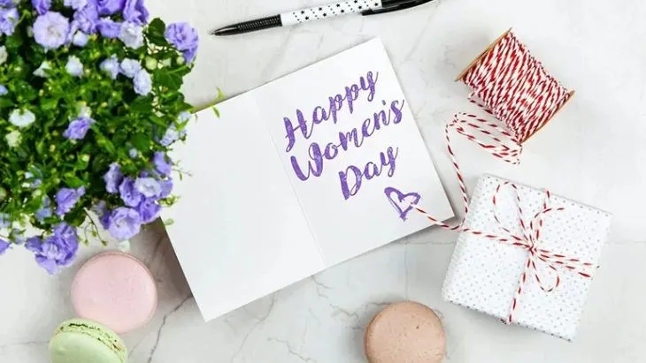 Hoa và thiệp là món quà không thể thiếu trong các dịp lễ